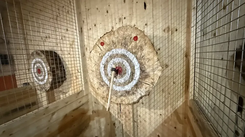 Une hache plantée dans la cible d’une piste Paintball.be