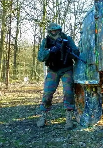 Un joueur de paintball équipé sur un terrain Paintball.be